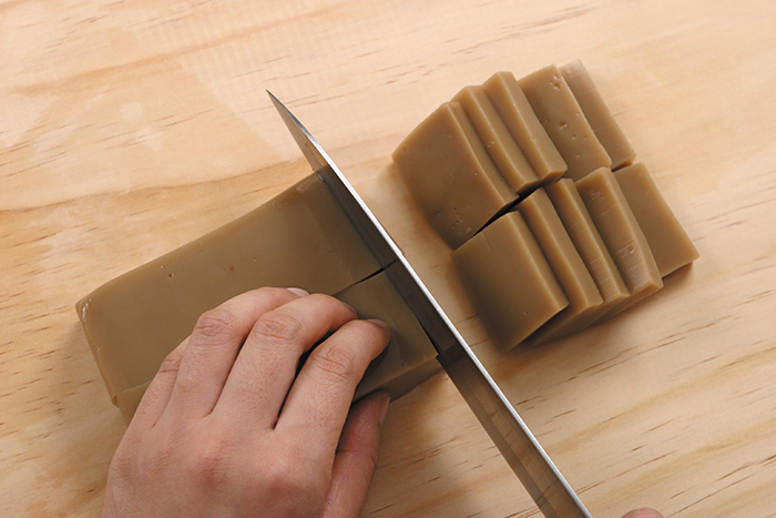 Slice the acorn jelly into cubes that are 3 cm wide, 4 cm long and 1 cm thick.