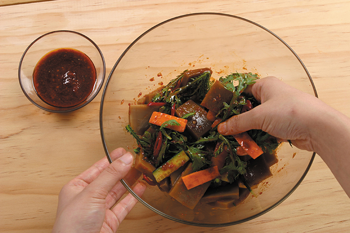 Mix the vegetables, acorn jelly and seasoning sauce together in a bowl. You can use green perilla oil instead of sesame oil. Make sure to enjoy the food immediately after preparing, otherwise the water will come out from the vegetables.