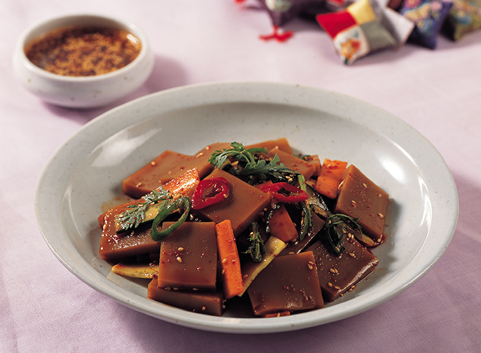 Seasoned acorn jelly is made from acorn jelly mixed with vegetables and seasoning. It pleases food lovers as the crispy texture of vegetables are in harmony with the soft acorn jelly.