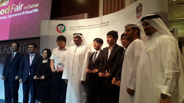 Five Korean companies that participated in the Korean food fair in Dubai receive trophies showing their official halal certification from the Emirates Authority for Standardization and Metrology.