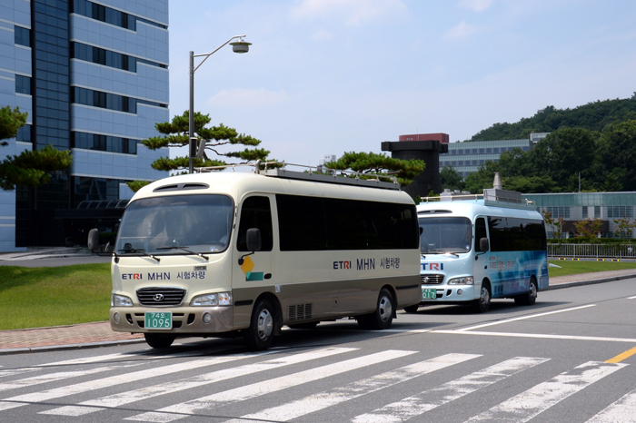 The ETRI succeeds in transmitting high-definition video and images at 500 megabits per second from one bus used as a base station to another bus without interruption.