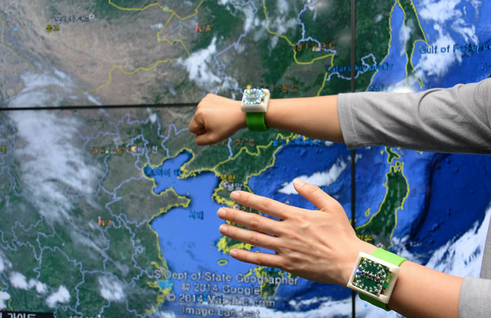 The smart watch turns on when the user makes a fist. When she opens her hand, it turns off. 