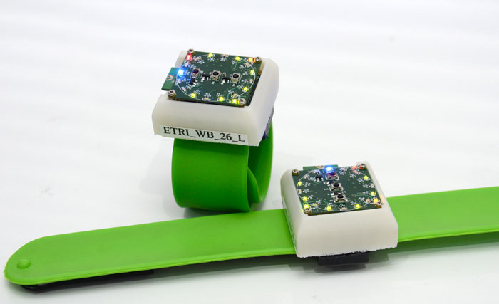 The watch-shaped smart device developed by the ETRI enables wireless communication with various kinds of smart devices. (photos courtesy of ETRI)