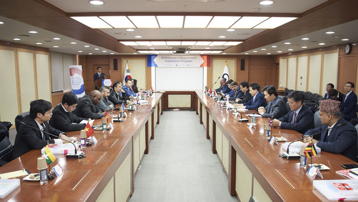 Participants in the 2016 Korea e-Government Experience Program discuss e-government systems in their countries and how they can enhance cooperation on the e-government sector, in Korea on Nov. 7.