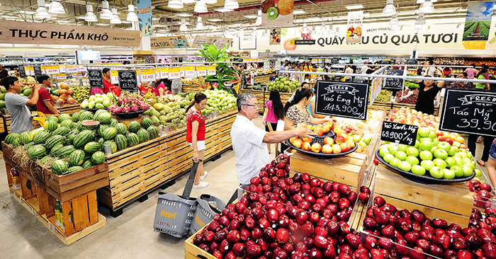 Korean retailers win popularity in Vietnam as they reflect the interests and preferences of local customers. The stores have differentiated and upgraded their fresh food sections, their shelves with Korean food items, their food-to-go menus and their bakery corners. The above photo shows the fruit section of E-Mart’s newly opened Go Vap store in Ho Chi Minh City, Vietnam.