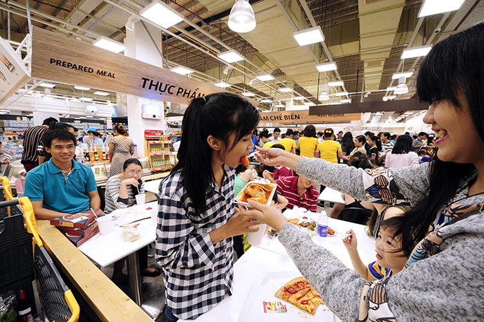 Vietnamese customers show a lot of interest in the food-to-go and bakery sections of Korean shopping outlets. In the photo, Vietnamese shoppers enjoy tteokbokki from the food-to-go section inside E-Mart’s store in the Go Vap District of Ho Chi Minh City.