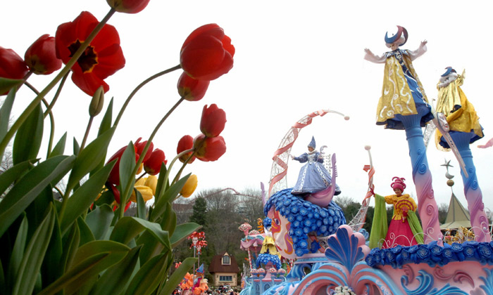 During the tulip festival, Everland holds various other events, such as carnival parades and musical performances. (photo courtesy of Everland)