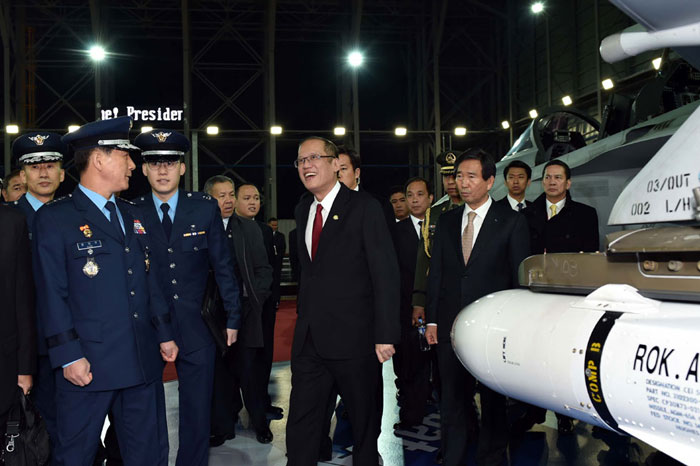 President Benigno Aquino of the Philippines (center) listens to an explanation from Korea Air Force Chief of Staff Choi Cha-kyu about the FA-50, a supersonic combat plane, at an airbase in Gimhae on December 12.