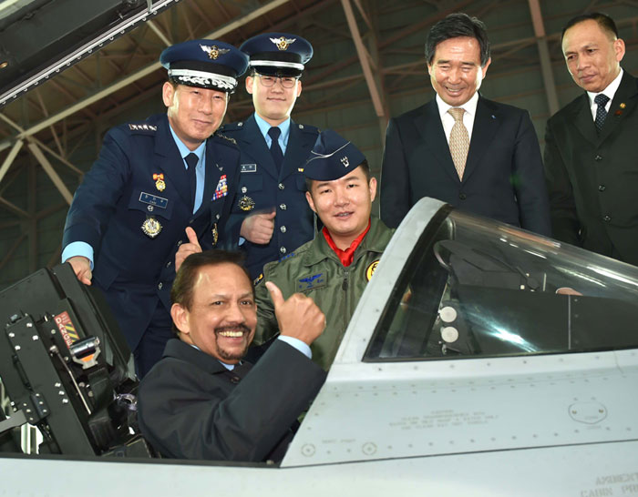 Sultan Hassanal Bolkiah of Brunei gives a thumbs-up onboard an FA-50 fighter plane at an airbase in Gimhae on December 12.