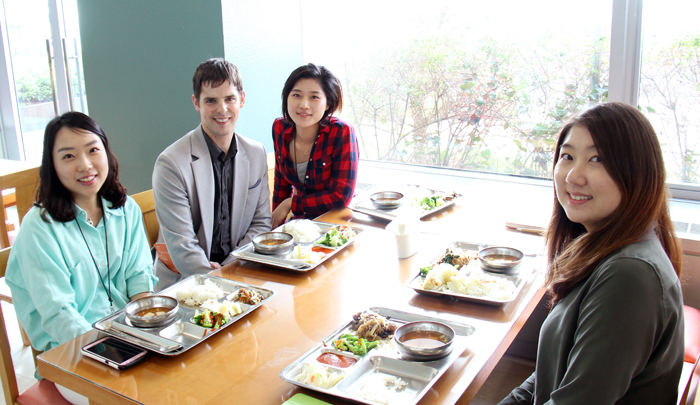 Christopher Rucinski (second from left) has lunch with the Korea.net team in the cafeteria at the National Museum of Korea on March 28. (photo: Wi Tack-whan)