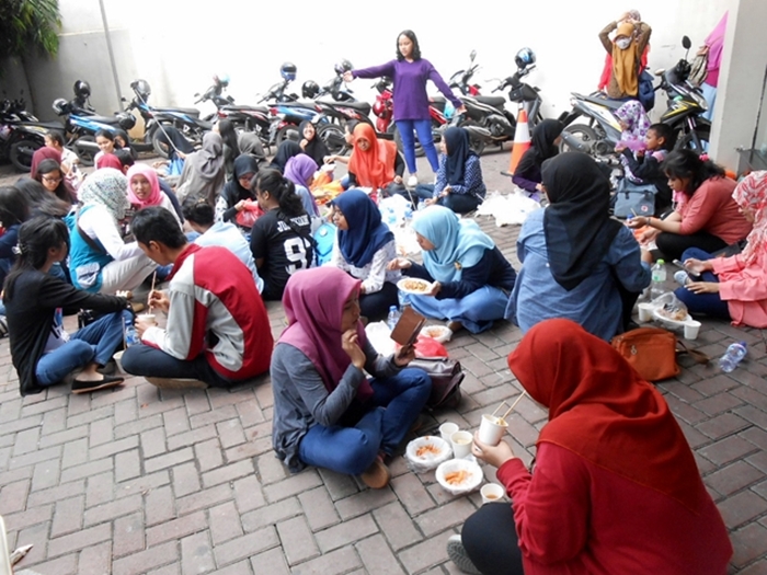 Fans%20throng%20Korean%20Street%20Food%20Festival%202015%20in%20Indonesia%2006.jpg