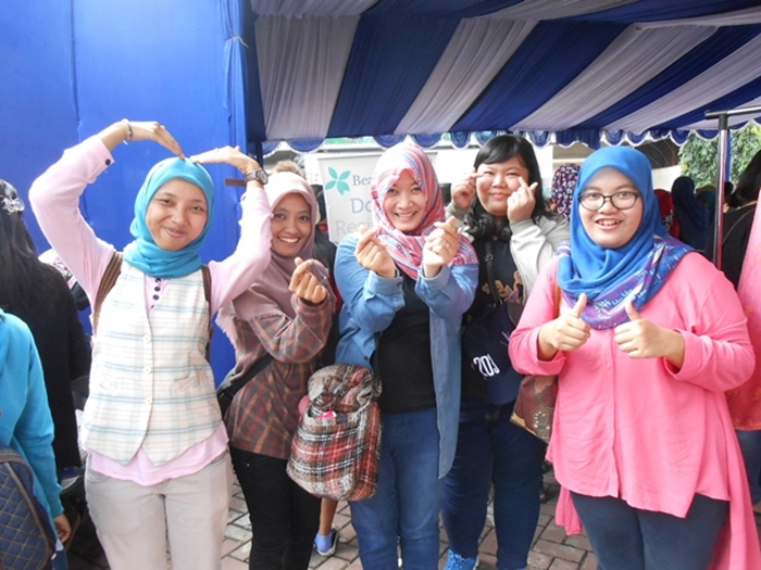 Fans%20throng%20Korean%20Street%20Food%20Festival%202015%20in%20Indonesia%2007.jpg