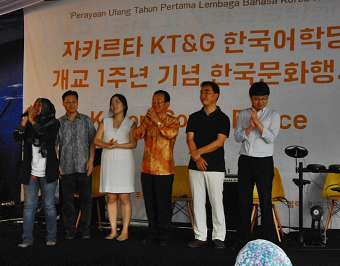 Fans%20throng%20Korean%20Street%20Food%20Festival%202015%20in%20Indonesia%2009.jpg