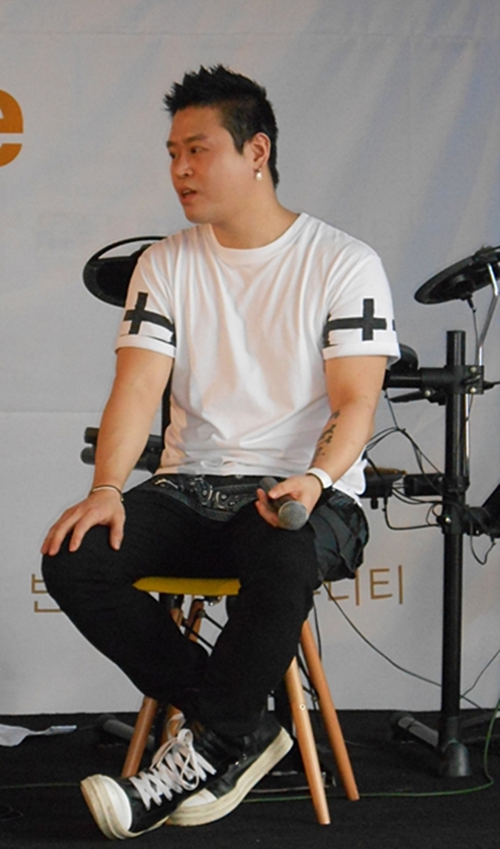 Fans%20throng%20Korean%20Street%20Food%20Festival%202015%20in%20Indonesia%2011.jpg