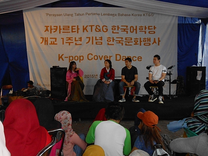 Fans%20throng%20Korean%20Street%20Food%20Festival%202015%20in%20Indonesia10.jpg