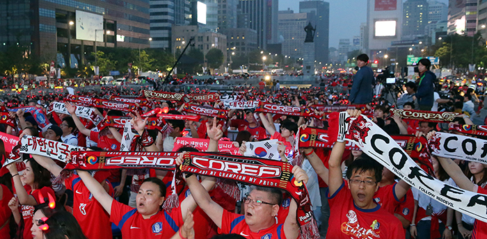 Citizens chant, 