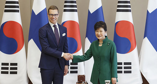 President Park Geun-hye and Finnish Prime Minister Alexander Stubb shake hands at Cheong Wa Dae on November 20. 
