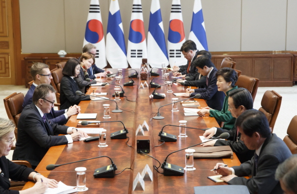 President Park Geun-hye talks with Finnish Prime Minister Alexander Stubb at Cheong Wa Dae on November 20. 