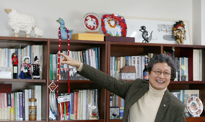 The National Folk Museum of Korea runs the Culture Discovery Box program, designed to boost understanding of other countries. Director General Cheon Jingi talks about various folk items from around the world.
