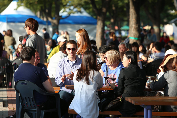 More than 300,000 visitors, from home and abroad, flock to the four-day Daejeon International Food & Wine Festival. 