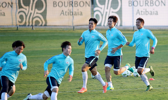 The South Korean Olympic football players exercise at a football field near Bourbon Atibaia Resort in Sao Paulo, Brazil, on July 20, 2016.