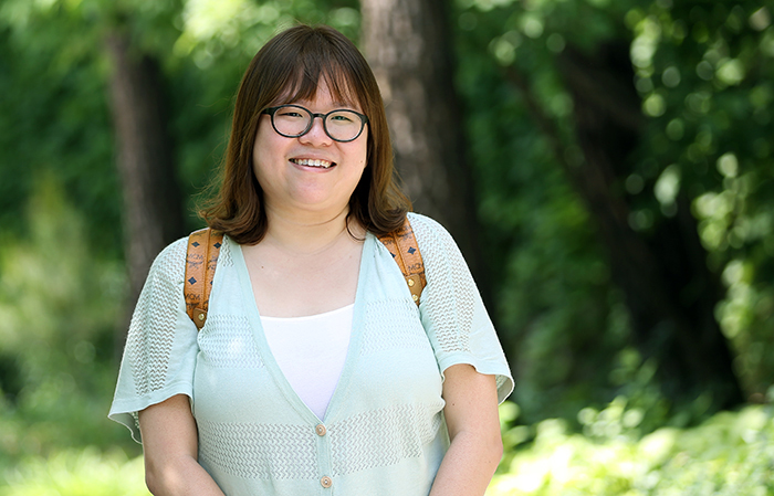 Singaporean Yew Mei Zhen says that Korea.net and Korea Clickers, our official Facebook page, help keep her informed as to what’s going on across Korea. (photo: Jeon Han)