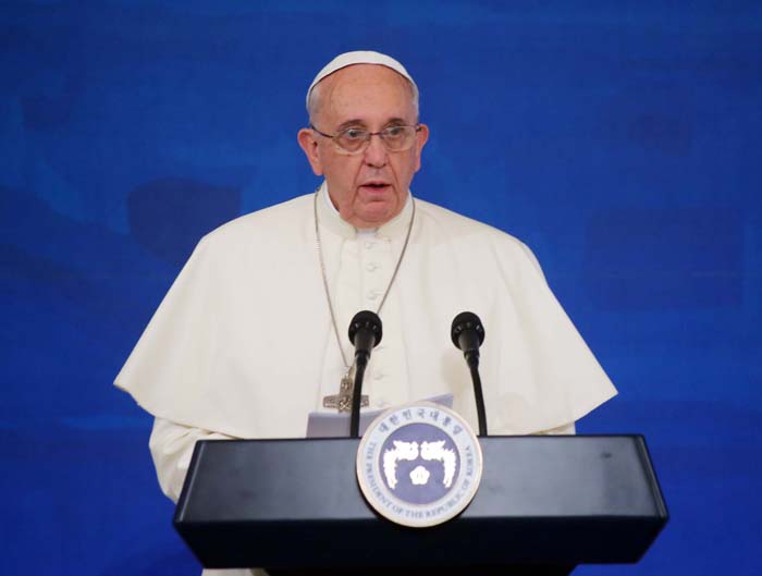 Pope Francis speaks to the public after meeting with President Park Geun-hye on August 14. In his speech, the pope says the word 'peace' 12 times. 'I think it is especially important for us to reflect on the need to give our young people the gift of peace. This appeal has all the more resonance here in Korea, a land which has long suffered because of a lack of peace,' the Pope said. (photo: Jeon Han)