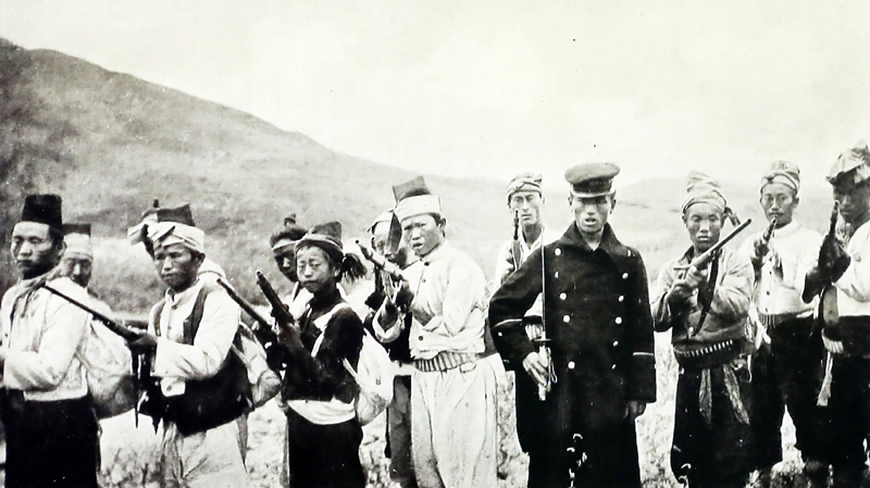 The photo “Anti-Japan Righteous Armies” was taken by Frederick A. Mackenzie, a Canadian-born war correspondent of the London-based newspaper Daily Mail. Frederick A. Mackenzie