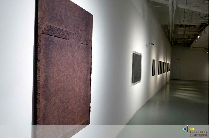 An array of Korea’s monochromatic paintings is showcased at the SPSI Art Museum, in Changning District, Shanghai.