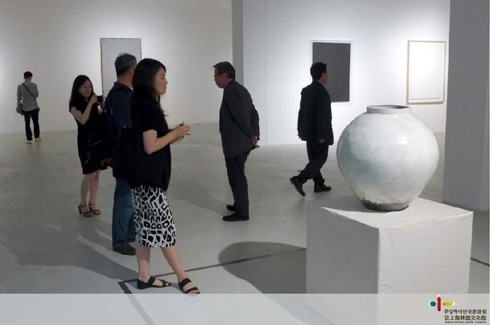 Local visitors admire moon-shaped jars at the “Fullness in Emptiness: Material and Spiritual Properties in Korea’s Modern Art” exhibition underway at the SPSI Art Museum, in Changning District, Shanghai. 