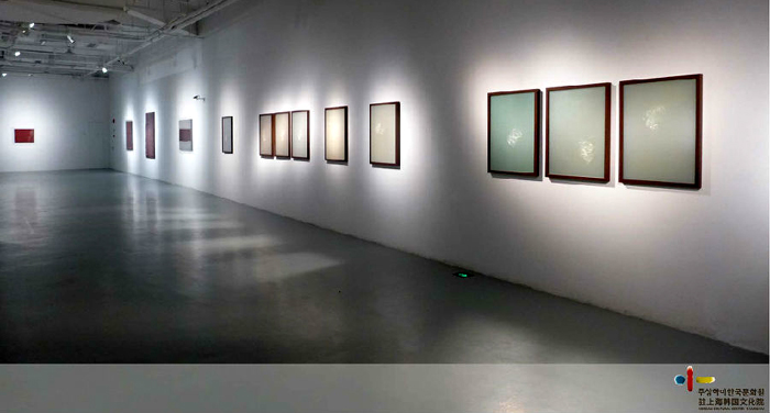 The “Fullness in Emptiness: Material and Spiritual Properties in Korea’s Modern Art” exhibition underway in Shanghai, China, features paintings by 11 contemporary painters, as well as white moon-shaped jars by five artisans. 