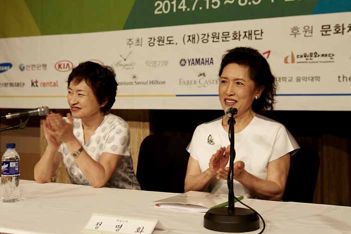  Artistic directors of the festival, Kyung-Wha (left) and Myung-Wha Chung. (photo courtesy of the GMMFS) 