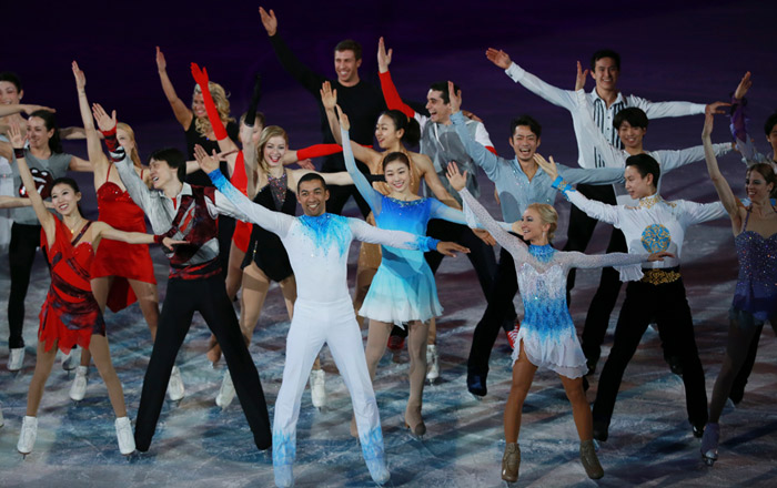 Kim Yuna (center, second row) performs with other figure skaters during the gala exhibition on February 23 in the Iceberg Skating Palace at the Sochi 2014 Winter Olympic Games. (photo: Yonhap News)