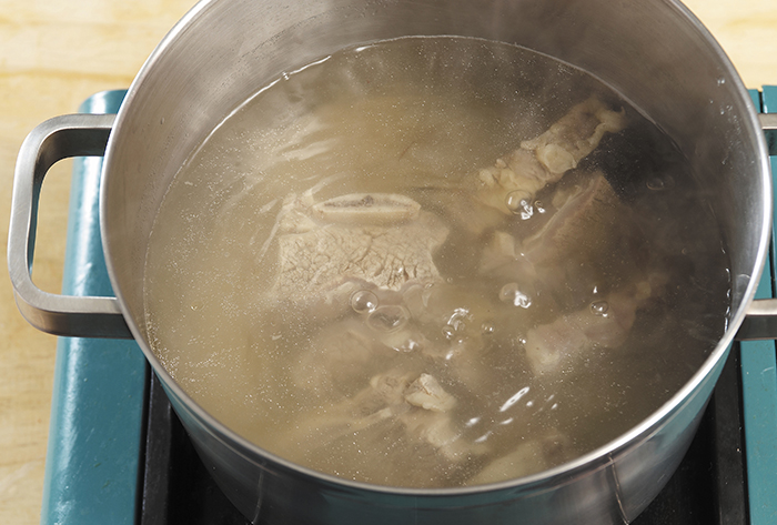 Boil the cold water and beef ribs in the pot over high for 20 minutes. Then lower the heat to medium and add the radishes and fragrant seasoning. Boil it all together for 1 hour over medium while regularly skimming off any fat that collects.