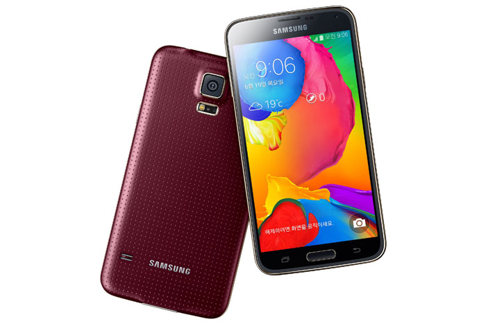 Samsung Electronics recently introduced its new Galaxy S5. (courtesy of Samsung Electronics)