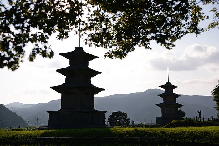 Gameunsa Temple in Yangbuk, Gyeonggi-si City, is also home to remains related to King Munmu. The photo shows the three-story stone pagodas of Gameunsa Temple.