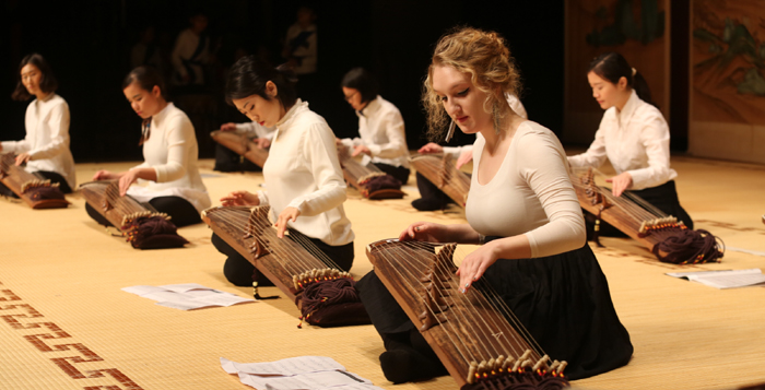 Music students play the <i>gayageum</i> at the National Gugak Center on November 29. 