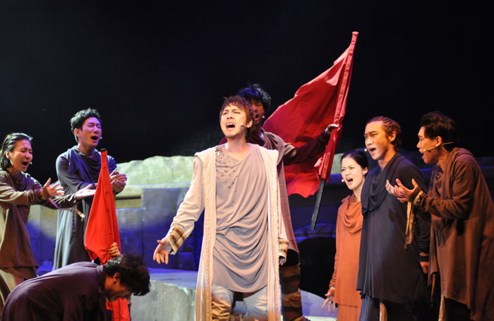 Troupe BHWS performs the opening play, 'Maria Maria,' on July 25 at an outdoor theater in the Susongdae Valley in Geochang County. (photo courtesy of the Keochang International Festival of Theatre)