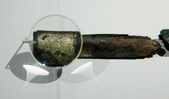 An ancient sword with the words “King Isaji” engraved on the scabbard is on display at the Geumgwanchong Tomb exhibit. The Geumgwanchong Tomb is a burial site dating from the Silla Kingdom located in Gyeongju, Gyeongsangbuk-do. (photos: Jeon Han)