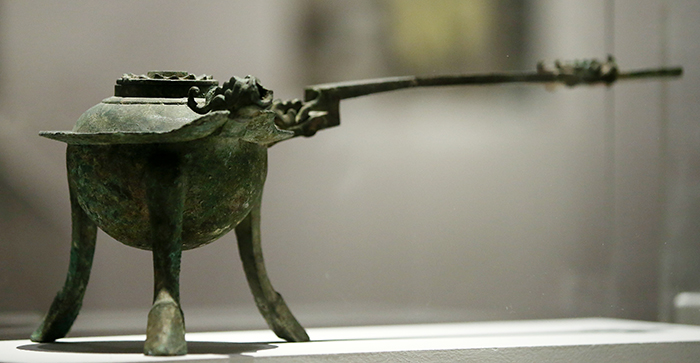A decorative bronze brazier, presumably from the Goguryeo Kingdom, is shown in the Geumgwanchong Tomb exhibit. (photo: Jeon Han)