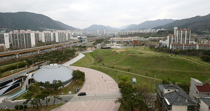 The Daeseong-dong Tombs Museum (left) and a collection of Gaya tombs (right) can be seen in the photograph.
