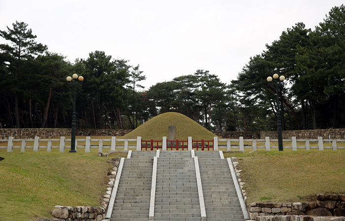 The tomb of King Suro (top), the founder of the Garakguk State (43-532), and the tomb of his wife (bottom) are embraced by pine trees. 
