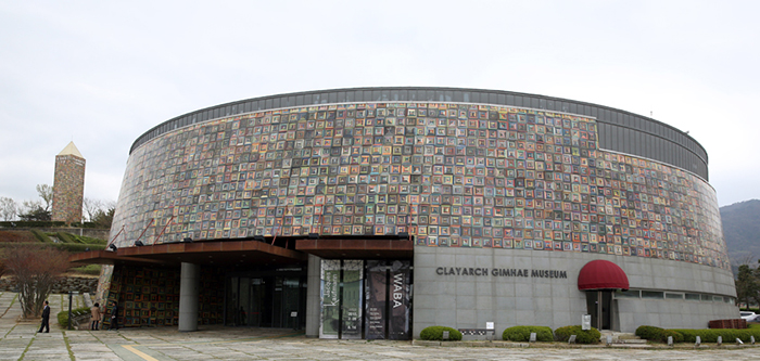 The Clayarch Gimhae Museum, a center for both ceramics and architecture, is covered with 5,000 painted ceramic tiles. 