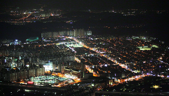  A night view of Gimhae as seen from the Astronomical Observatory atop Bunseongsan Mountain. 