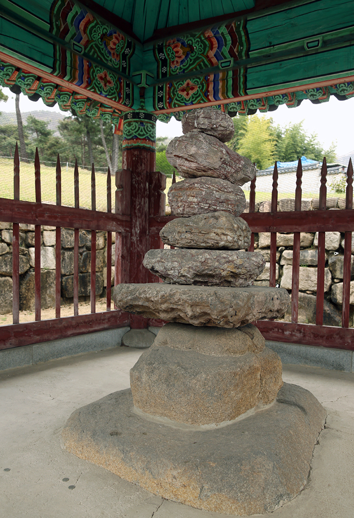 The Pasa stone pagoda is located at the tomb dedicated to King Suro's wife.