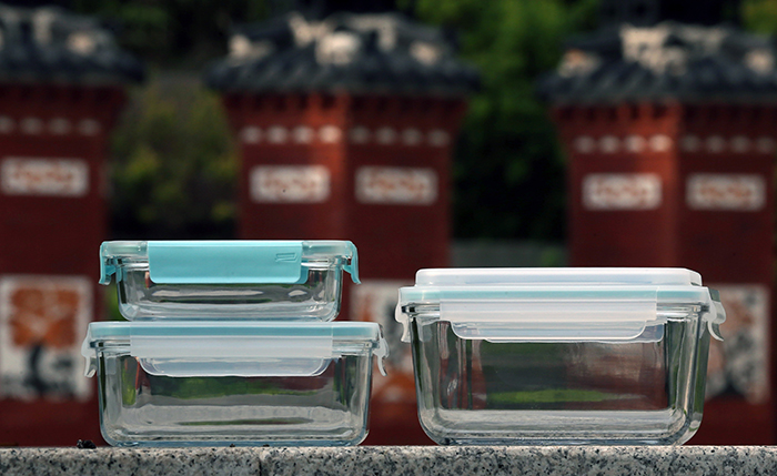 Glasslock's Pure line of containers, with four locks around the rim, and Handy containers, with a central handle on the lid, are some of the most popular Glasslock models.