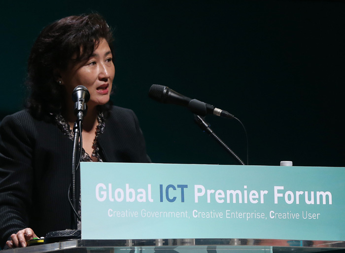 CEO of IBM Korea Shirley Yu-Tsui delivers her remarks under the theme of, “The future of enterprises lies in their customers,” during the Global ICT Premier Forum in Busan on October 27. (photo: Yonhap News)