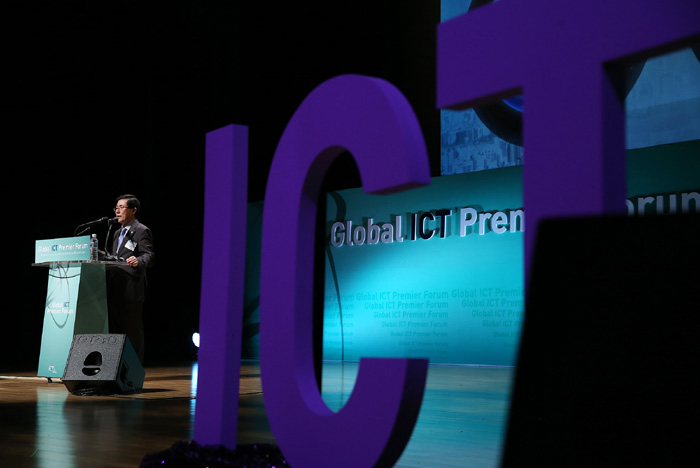 Second Vice Minister of Science, ICT and Future Planning Yoon Jong-lok speaks about his vision for the way in which ICT could help the creative industries, during the Global ICT Premier Forum in Busan on October 27. (photo: Yonhap News)