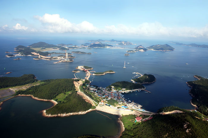 A view of the Gogunsangundo Islands, adjacent to the Saemangeum Seawall.