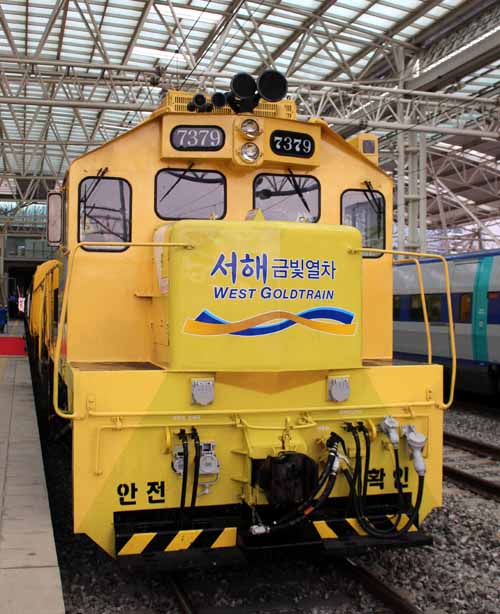 Prior to its official launch on February 5, Korail's new West Gold Train line is unveiled to the public during an opening ceremony at Seoul Station on January 29. 